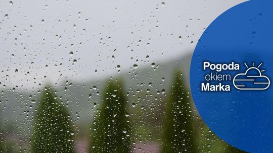 zdjęcie przedstawia szybę zachlapaną deszczem