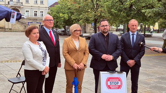 Poseł Barbara Bartuś zachęca Gorliczan do podpisów w sprawie referendum.