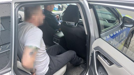 Zdjęcie przedstawia osobę zatrzymaną przez policje