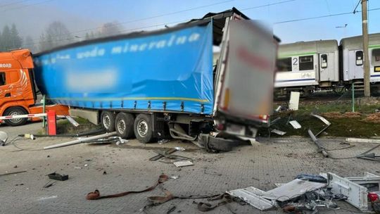 Poważne utrudnienia na linii kolejowej – służby pracują na miejscu zdarzenia Zdjęcie przedstawia ciężarówkę i pociąg