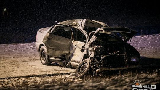 Poważny wypadek na feralnym zakręcie w Łużnej (aktualizacja)