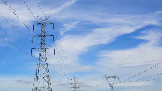 zdjęcie przedstawia słupy energetyczne