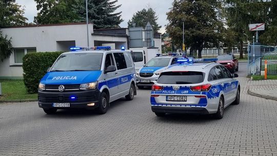 zdjęcie przedstawia policyjne radiowozy na terenie szpitala w gorlicach