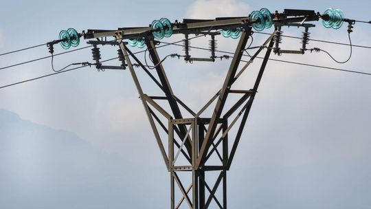 zdjęcie przedstawia słup energetyczny