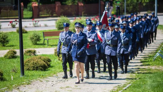 zdjęcie przedstawia grupę policjantów w marszu
