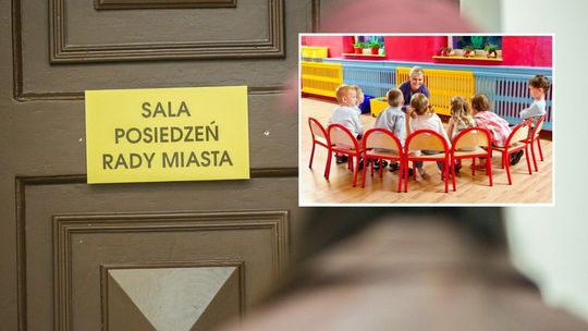 tabliczka z napisem sala posiedzeń rady miasta, obok zdjęcie dzieci siedzących w żłobku na krzesełkach