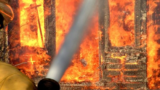 Pożar budynku mieszkalnego w Ropie, jedna osoba ranna