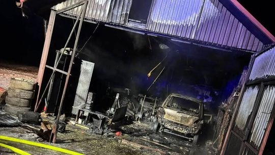 Zdjęcie przedstawia spalone pomieszczenie po pożarze