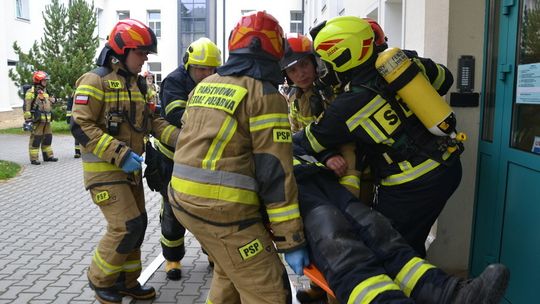 Pożar i poszukiwania poszkodowanego w szpitalu. Kilkudziesięciu strażaków w akcji [FOTO/VIDEO]