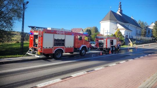 Wozy strażackie przed kościołem w Zagórzanach