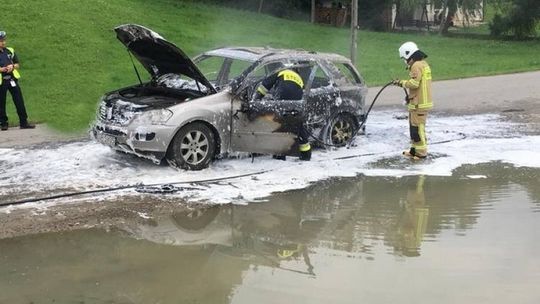 Pożar samochodu osobowego w Ropie. Pojazd spłonął doszczętnie. AKTUALIZACJA