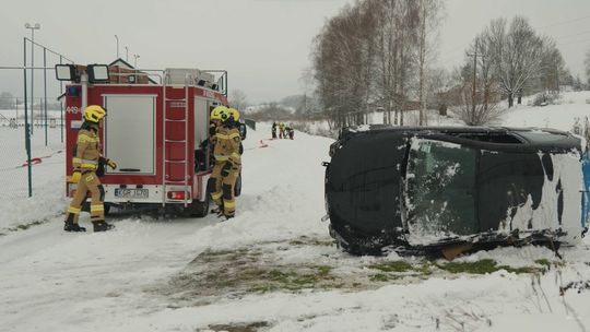 wóz strażacki i przewrócony na bok samochód podczas ćwiczeń strażaków w Moszczenicy