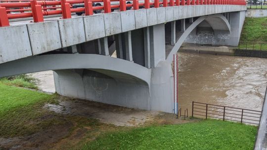 Poziom wody rośnie, system śpi. Deszcz ma padać jeszcze kilka dni (aktualizacja)