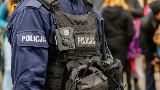 Zdjęcie przedstawia policjanta w kamizelce kuloodpornej