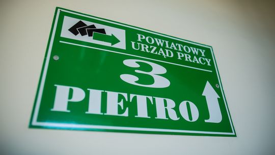 zielona tabliczka z napisem powiatowy urząd pracy w gorlicach