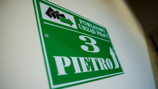 zdjęcie przedstawia tabliczkę z napisem urząd pracy 3 piętro