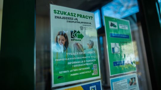 kobieta na plakacie wiszącym na szybie