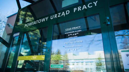 zdjęcie przedstawia wejście przeszklone do budynku