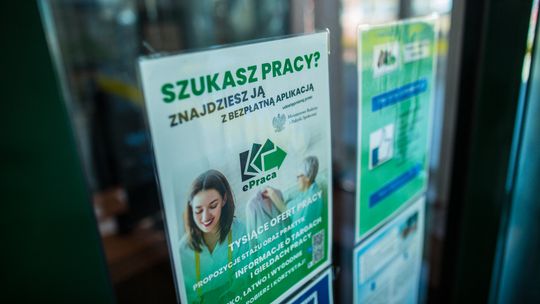 Praca w Gorlicach od zaraz. Sprawdź najnowsze ogłoszenia zdjęcie przedstawia plakat wiszący na szybie drzwi, napis szukasz pracy?