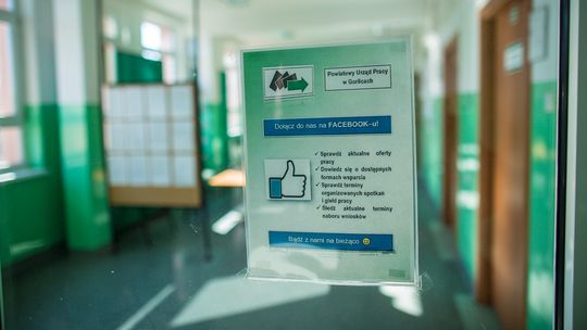 plakat wiszący na korytarzu powiatowego urzędu pracy w gorlicach