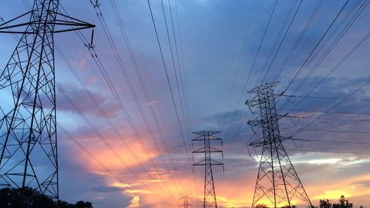 słupy energetyczne na polu