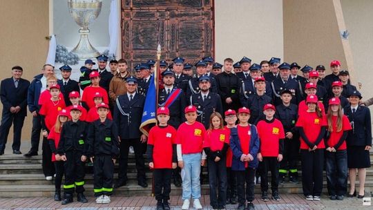 zdjęcie przedstawia grupę osób stojących na schodach kościoła w Pagorzynie