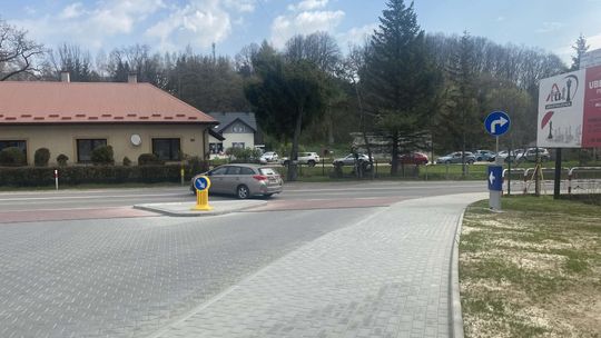 zdjęcie przedstawia drogę w mieście, po której jedzie samochód