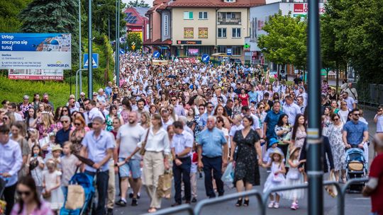 zdjęcie przedstawia tłum ludzi na ulicy w mieście