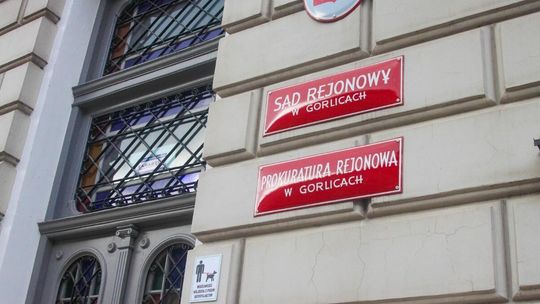 czerwone tablice na budynku sądu i prokuratury w gorlicach