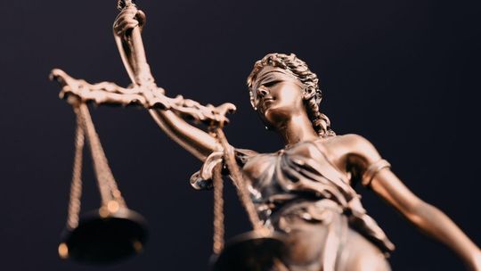 zdjęcie przedstawia figurkę kobiety z wagą, ma przepasane oczy