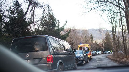 Prokuratura wyjaśnia okoliczności morderstwa 80-letniej mieszkanki Ropy zdjęcie przestawia kilka samochodów w tym karetka ZRM zaparkowanych przy ulicy