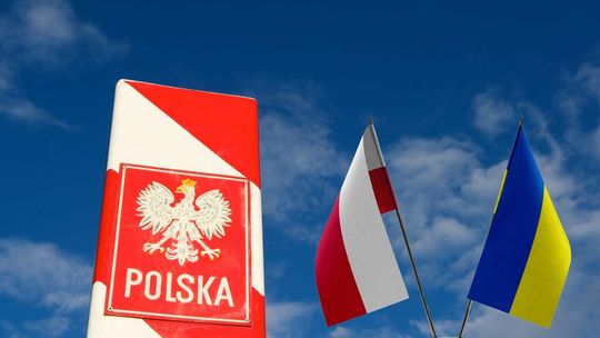 zdjęcie przedstawia falge Polski i Ukrainy na tle nieba