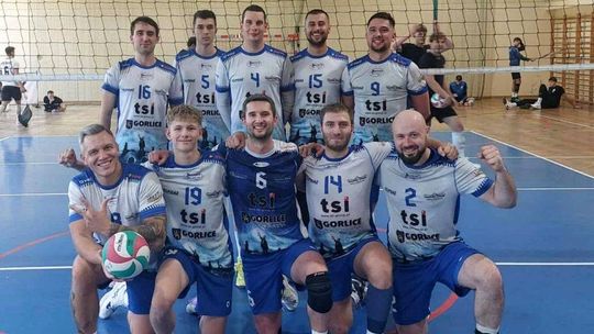 zdjęcie przedstawia grupę osób w strojach sportowych