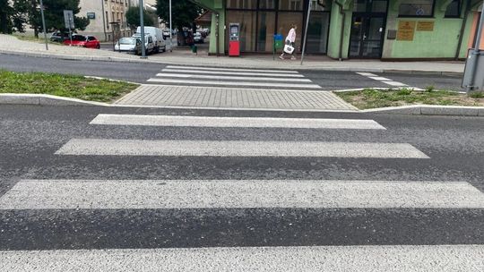 zdjęcie przedstawia ulicę w mieście po obu stronach budynki