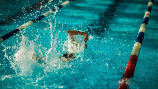 Przepłynięte długości basenów liczone w tysiącach. Tak wyglądała gorlicka Otyliada 2026 zdjęcie przedstawia osobę płynącą w basenie