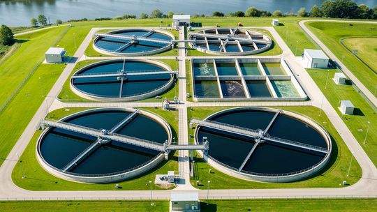 zdjęcie przedstawia zbiorniki oczyszczalni ścieków widok z góry