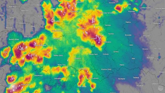 Przez Małopolskę przechodzi front z gwałtownymi burzami i opadami deszczu