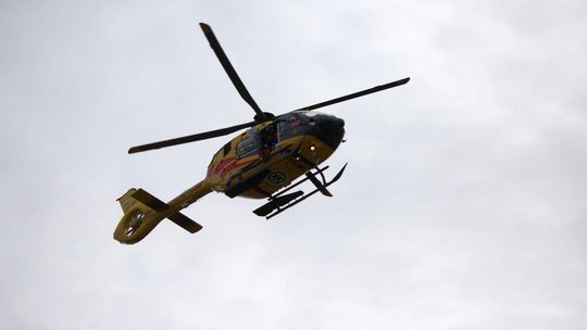 zdjęcie przedstawia śmigłowiec w locie