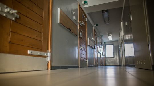 zdjęcie przedstawia korytarz z drzwiami do cel aresztu