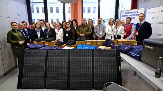 zdjęcie przedstawia grupę ludzi w budynku