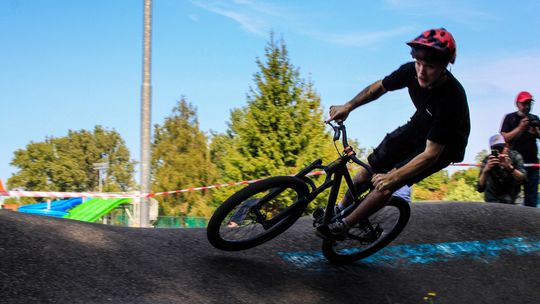 zdjęcie przedstawia rowerzystę na pumptracku