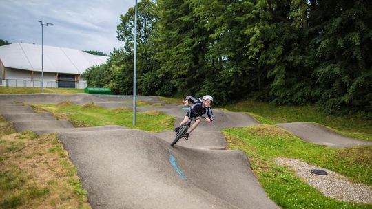 rowerzysta jezdzący na pumtracu