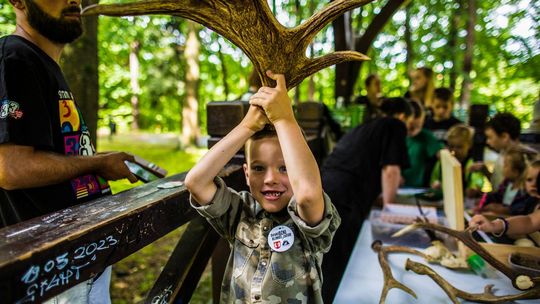 Quiz o Beskidzkim Klimatyzatorze, czyli festiwalu z misją Zdjęcie przedstawia uczestników Beskidzkiego Klimatyzatora