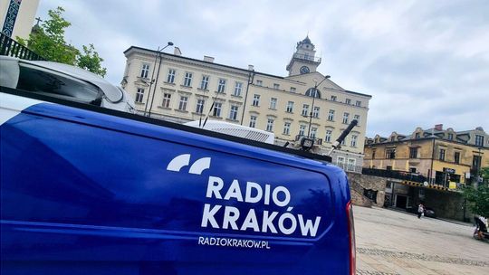 zdjęcie przedstawia samochód stojący na rynku w gorlicach