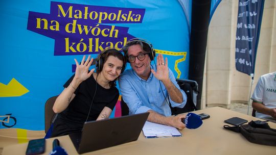 zdjęcie przedstawia samochód stojący na rynku w gorlicach