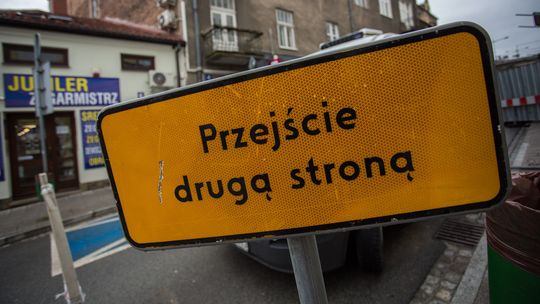 tablica z napisem przejście drugą stroną