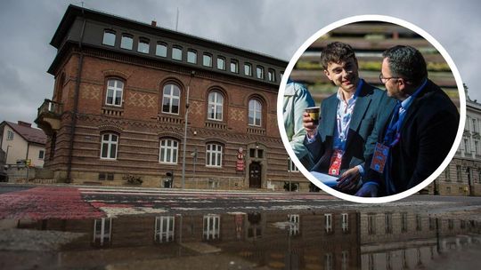 Radny Koszyk pyta starostę Waląga o Forum Współpracy Samorządów w Szymbarku. Kto organizował i zapraszał? zdjęcie przedstawia budynek w mieście przy ulicy, obok w kole portret dwóch mężczyzn