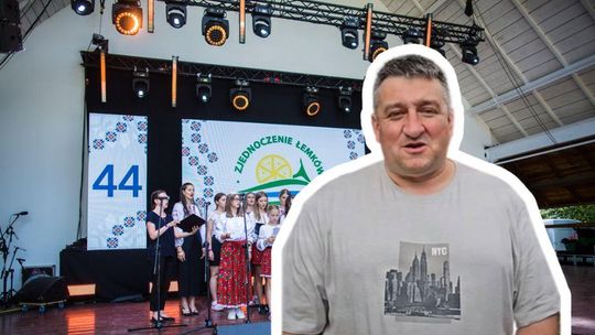 zdjęcie przedstawia mężczyznę w tle scena ze śpiewającymi dziewczynami