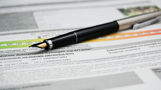 zdjęcie przedstawia pióro leżące na rachunku