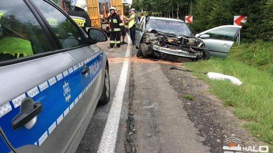 Renault uderzył w naczepę. Trzy osoby ranne/AKTUALIZACJA